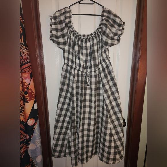 Off-Shoulder Peasant Midi Dress - Seersucker Gingham Grey & White TORRID - Picture 2 of 3
